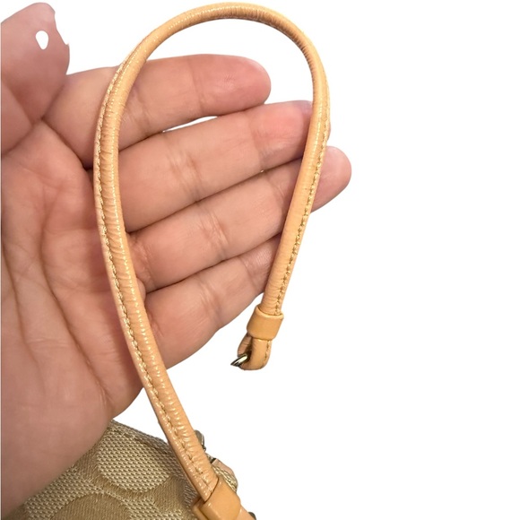 Coach Signature Canvas Wristlet with hangtag - Picture 4 of 5